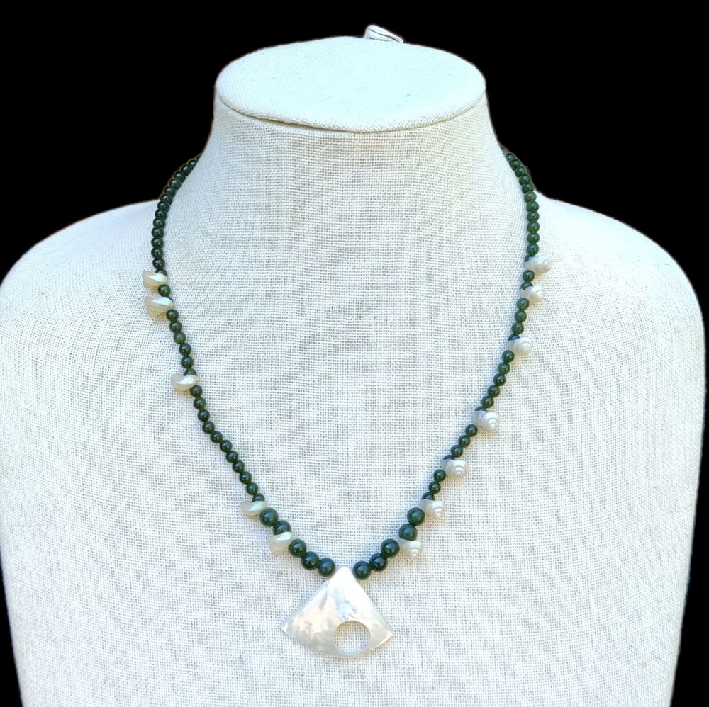 🐚 Vintage jade shell necklace